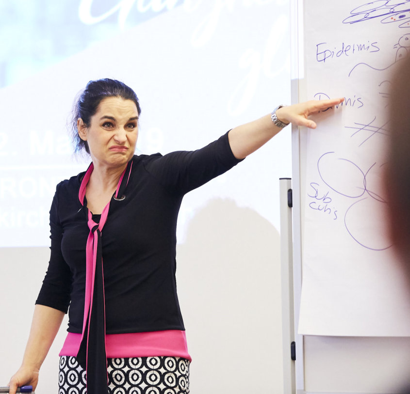 Yael Adler Vorträge über Tabus und Haut - Yael Adler